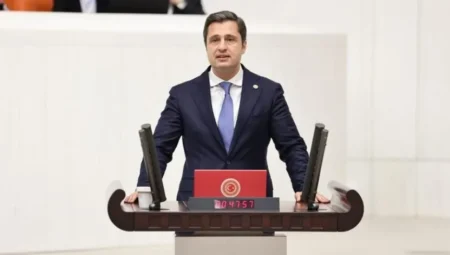 CHP Sözcüsü Deniz Yücel: “Beyoğlu Belediye Başkanı İnan Güney’e Yapılan Operasyon Hukuk Zorbalığı”